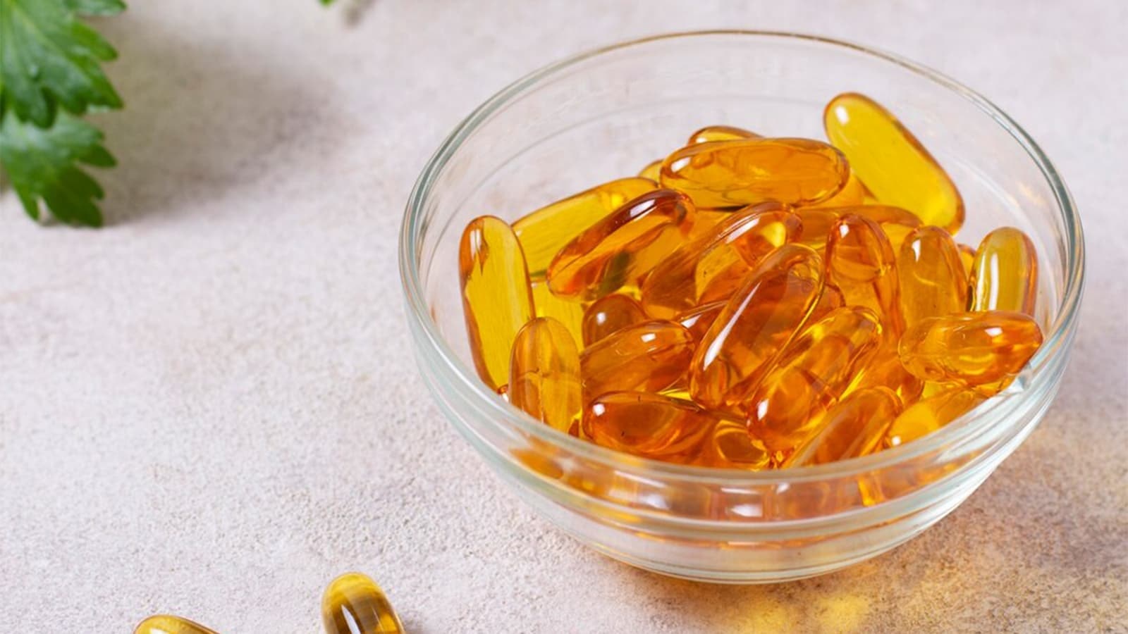 Wofür braucht man Vitamin A? Bild von einer Schüssel mit Tabletten, die Vitamin A enthalten.