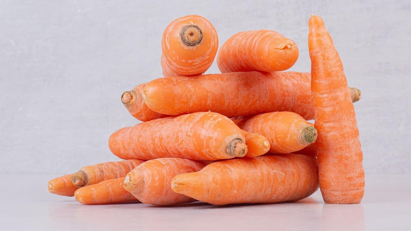 Wofür braucht man Vitamin A? Bild von mehreren Karotten, die Vitamin A enthalten.