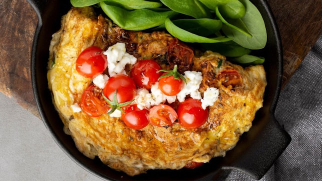Rezept für ein Low Carb Omelette. Bild von einem Low Carb Omelette mit Tomaten und Feta in einer Pfanne.