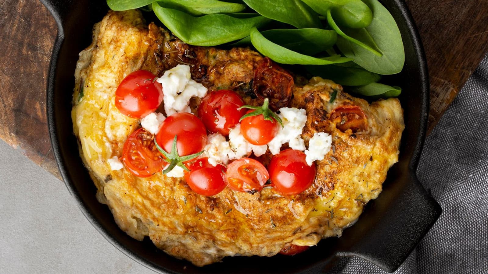 Rezept für ein Low Carb Omelette. Bild von einem Low Carb Omelette mit Tomaten und Feta in einer Pfanne.