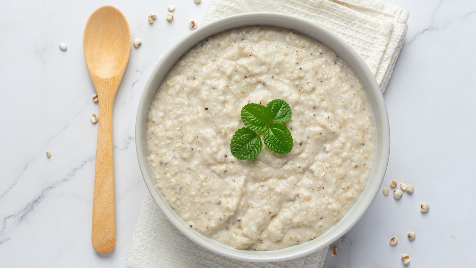 Einfaches Rezept für Porridge. Bild von einer Schüssel, die mit Porridge und verschiedenen Toppings gefüllt ist.