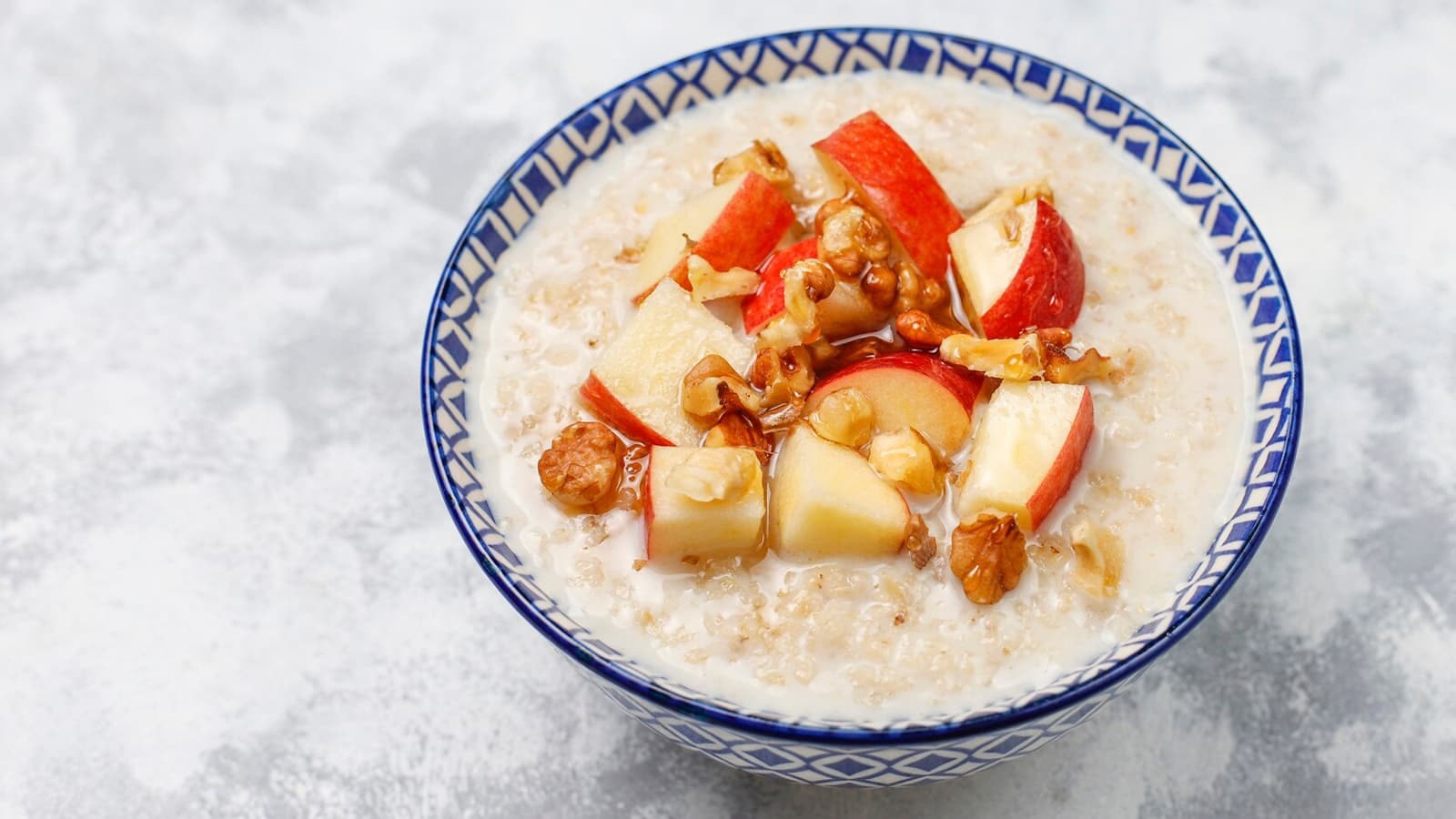 Einfaches Rezept für Porridge. Bild von einer Schüssel, die mit Porridge und verschiedenen Toppings gefüllt ist.