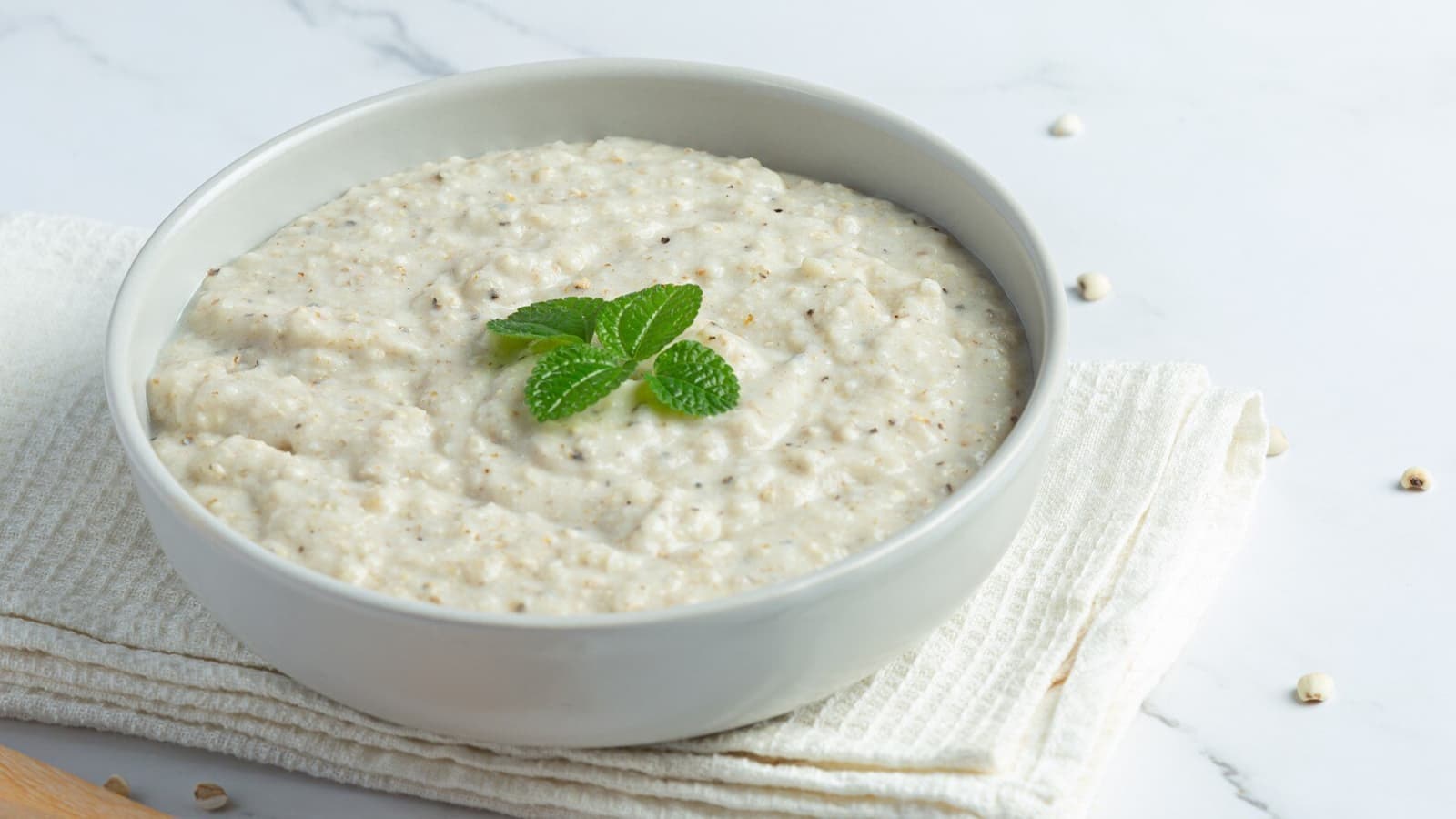 Einfaches Rezept für Porridge. Bild von einer Schüssel, die mit Porridge und verschiedenen Toppings gefüllt ist.