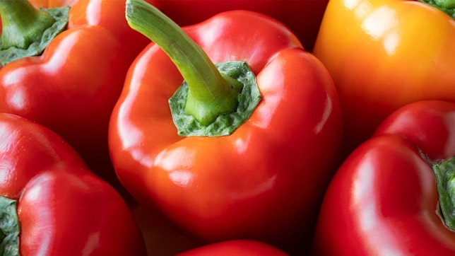 Wie gesund ist eine Paprika? Nahaufnahme einer roten Paprika von oben.