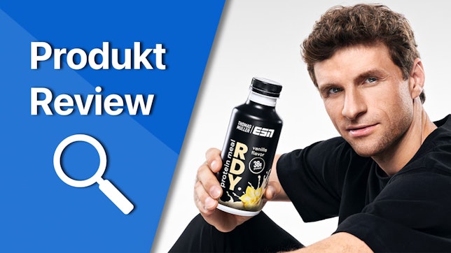 ESN Thomas Müller RDY Protein Meal im Review. Titelbild mit Thomas Müller, der ein ESN Thomas Müller RDY Protein Meal in der Hand hat.
