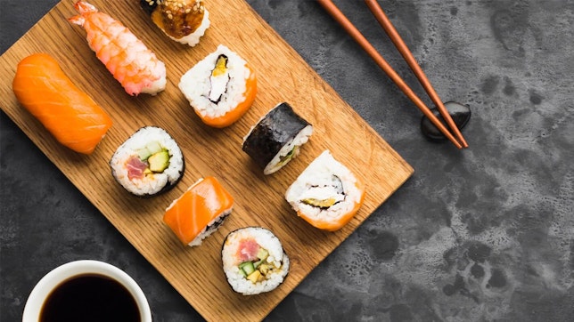 Wie gesund ist Sushi wirklich? Bild von Sushi auf einem Holzbrett.