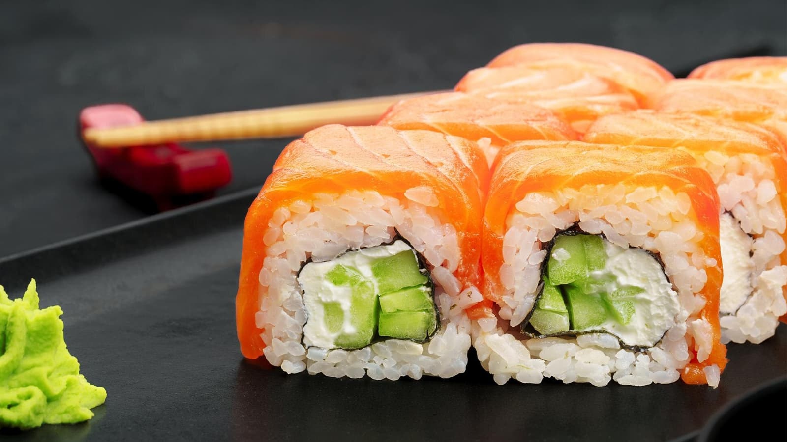 Wie gesund ist Sushi wirklich? Bild von Sushi neben einem kleinen Haufen Wasabi.