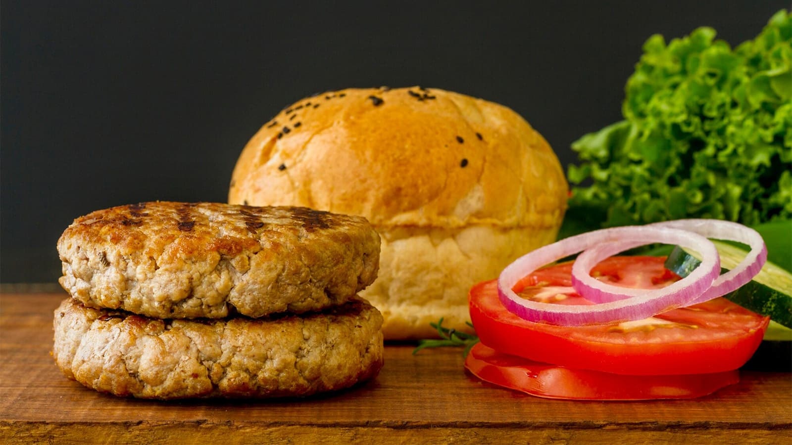 Wie viele Kalorien hat ein Burger? Bild von einem Burger, der in seine Bestandteile zerlegt wurde.