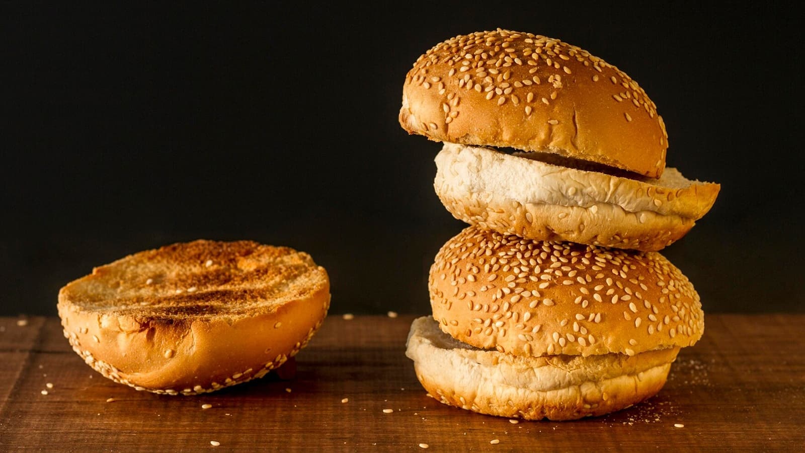 Wie viele Kalorien hat ein Burger? Bild von mehreren Brötchen, die für Burger verwendet werden.