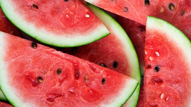 Die Vorteile einer Wassermelone! Bild von einer Wassermelone, die in Scheiben geschnitten wurde.