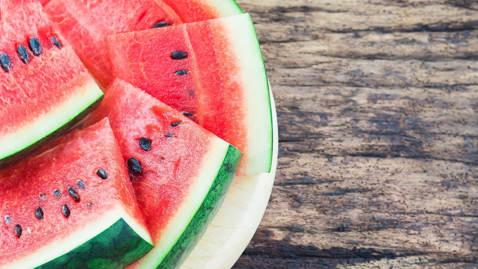 Die Vorteile einer Wassermelone! Bild von einer Wassermelone, die in Scheiben geschnitten wurde.
