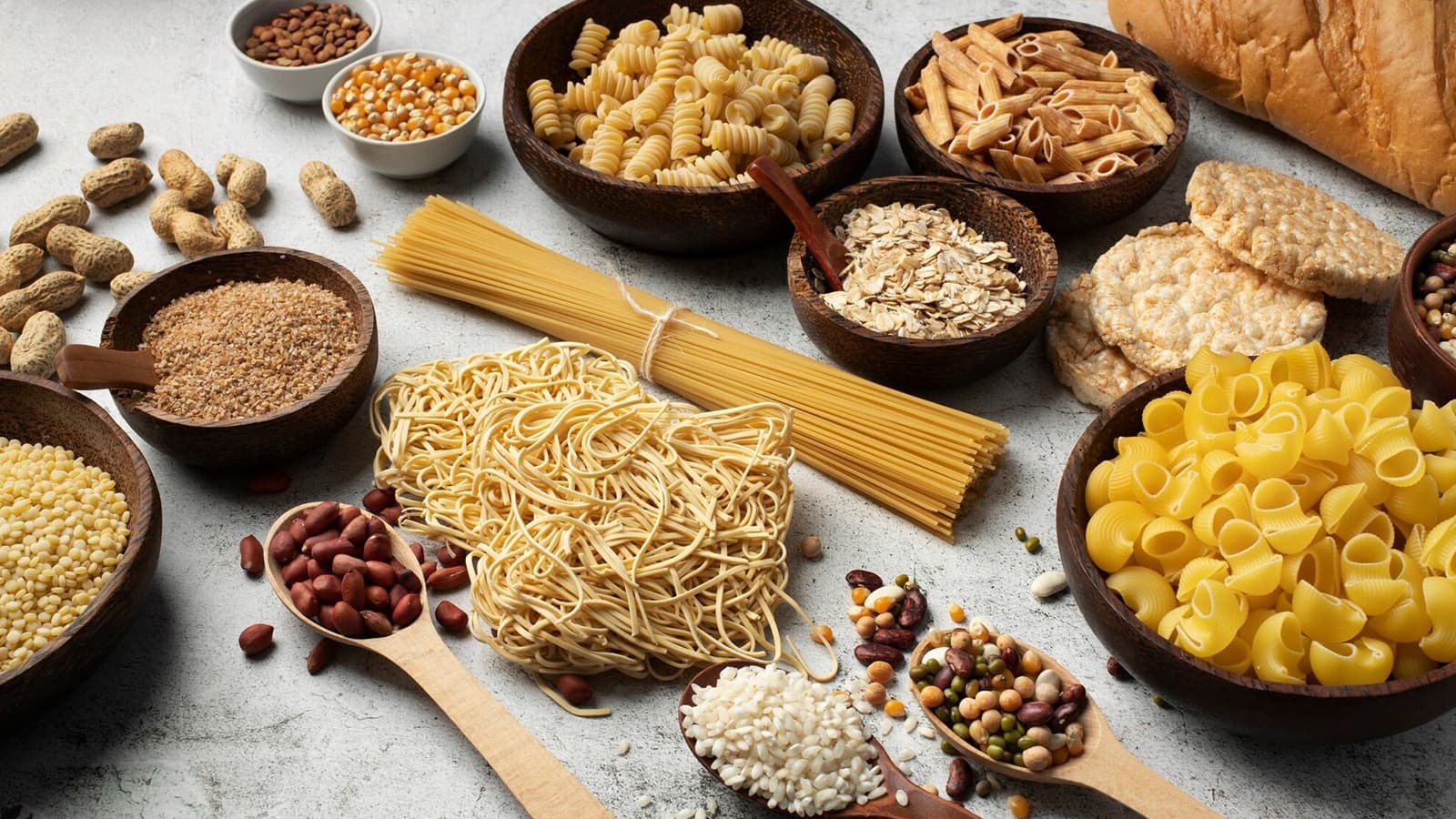 Was sind Makronährstoffe? Bild von vielen Lebensmitteln, die Makronährstoffe enthalten.
