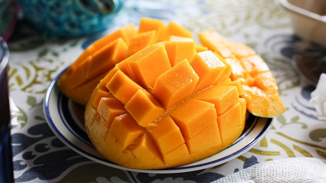 Wie gesund ist eine Mango? Bild von einer Mango, die in Würfel geschnitten wurde.