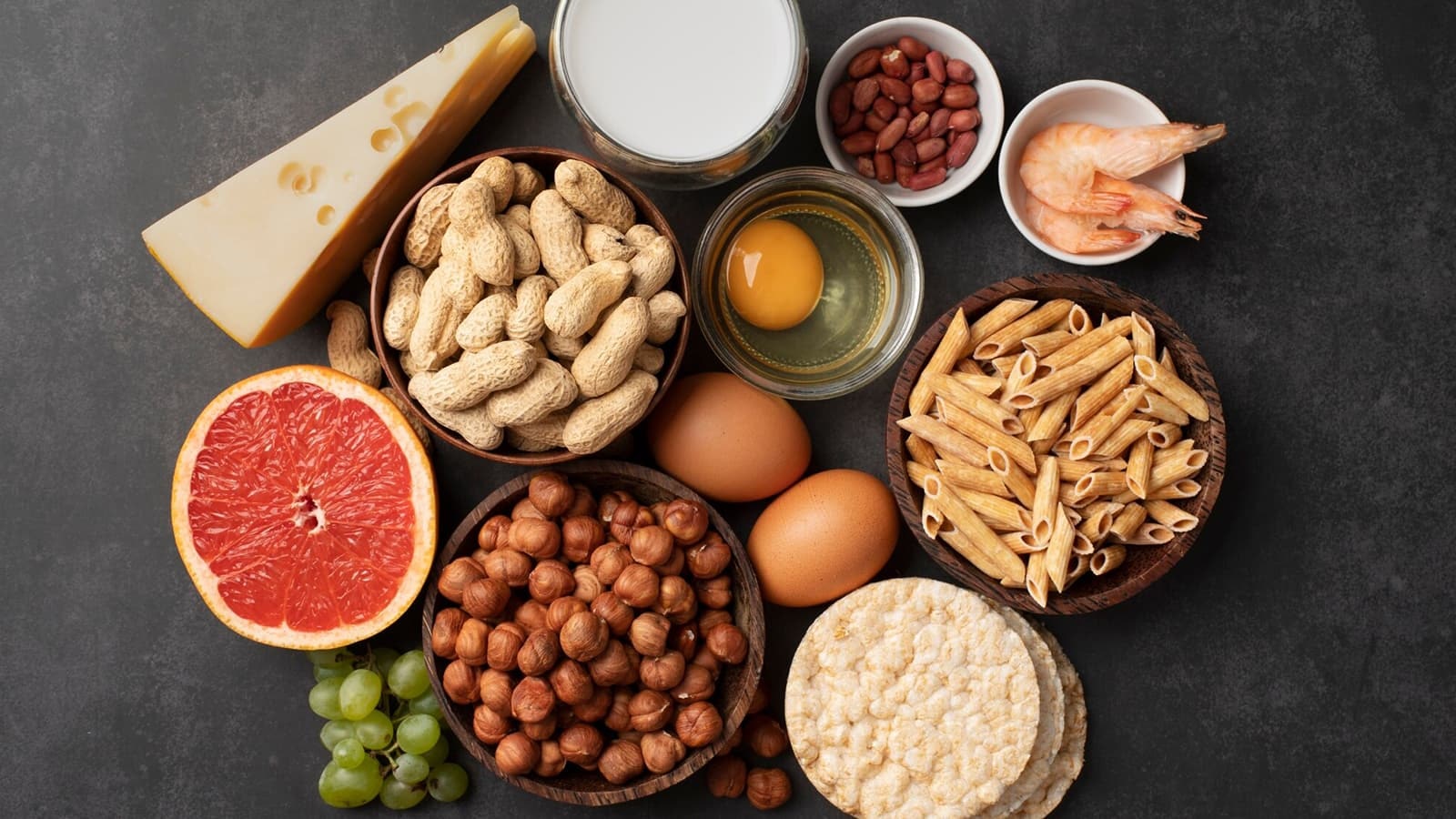 Was sind Makronährstoffe? Bild von vielen Lebensmitteln, die Makronährstoffe enthalten.