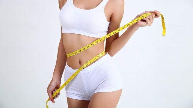 Abnehmen mit Kaloriendefizit. Bild von einer Frau, die mit einem Kaloriendefizit abgenommen hat.