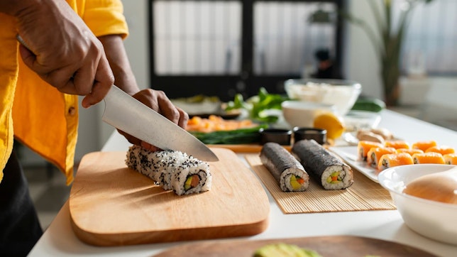 Sushi einfach selbst machen. Bild von einer Küchenplatte, auf der grade Sushi zubereitet wird.