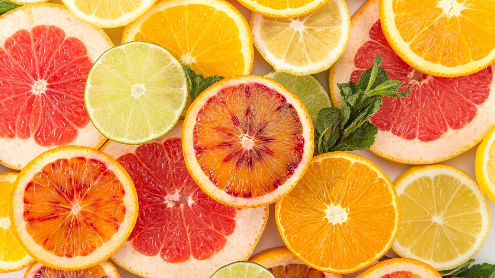 Wofür braucht man Vitamin C? Bild von mehreren Früchten, die reichhaltig an Vitamin C sind.