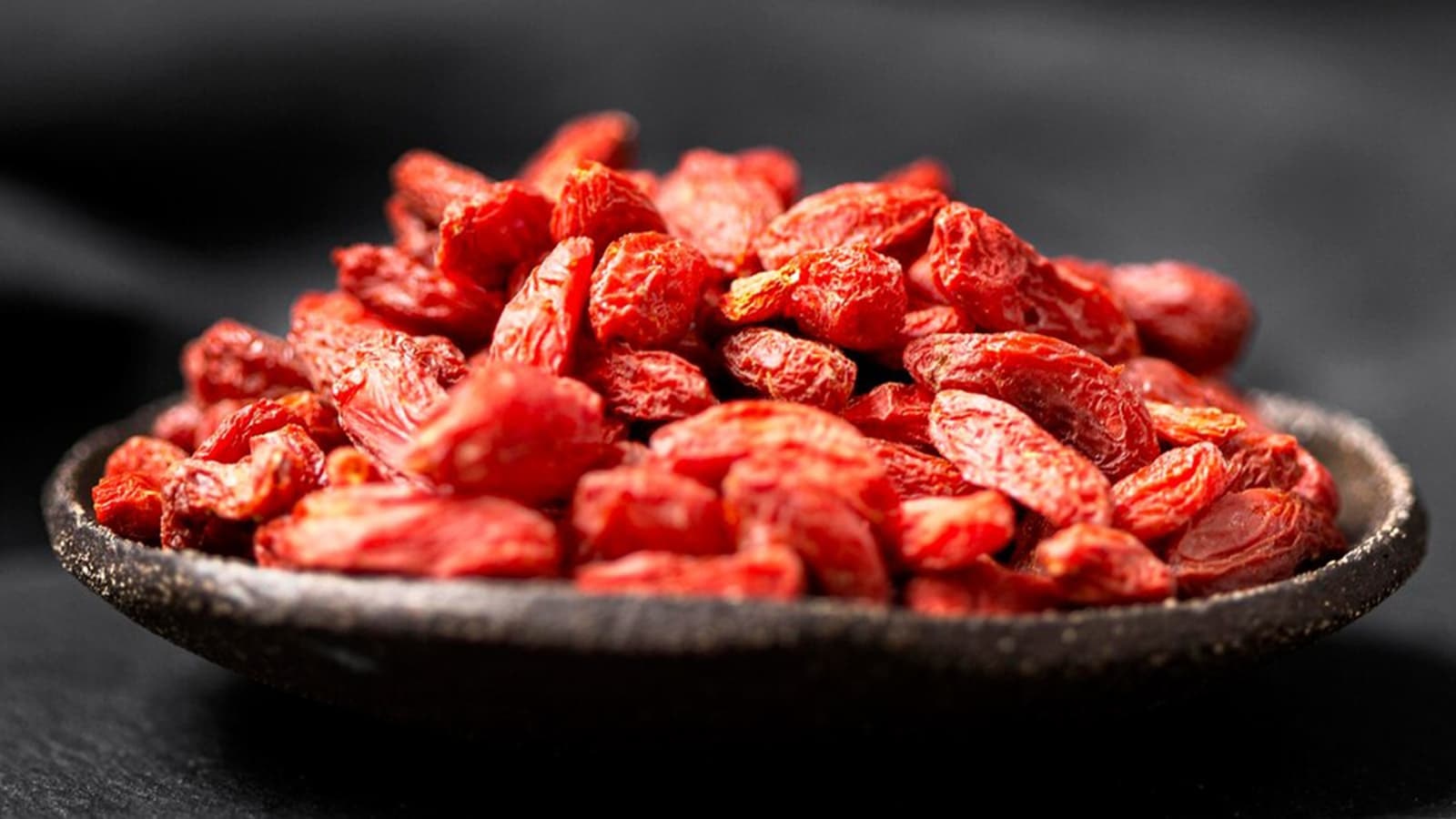 In den letzten Jahren haben Goji-Beeren, auch bekannt als Wolfsbeeren, die Welt im Sturm erobert. Diese kleinen roten Früchte aus dem Himalaya werden seit Jahrhunderten in der traditionellen chinesischen Medizin verwendet und erfreuen sich nun auch im Westen wachsender Beliebtheit.