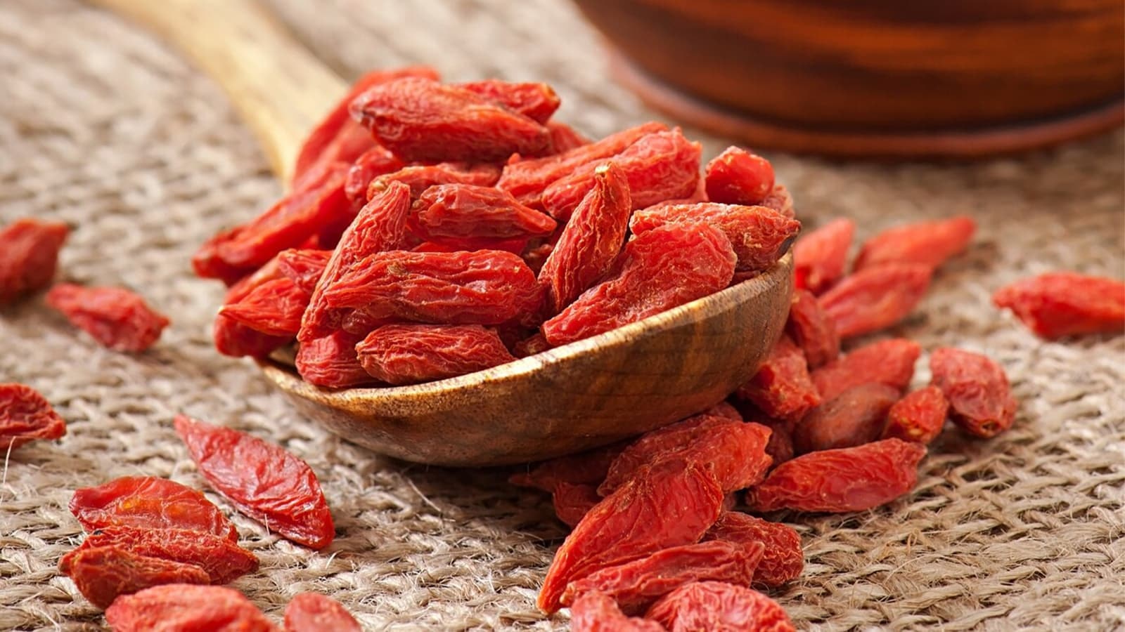 In den letzten Jahren haben Goji-Beeren, auch bekannt als Wolfsbeeren, die Welt im Sturm erobert. Diese kleinen roten Früchte aus dem Himalaya werden seit Jahrhunderten in der traditionellen chinesischen Medizin verwendet und erfreuen sich nun auch im Westen wachsender Beliebtheit.