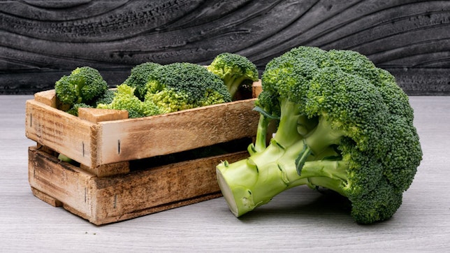 Wie gesund ist eigentlich Brokkoli? Bild von einem Korb voll mit Brokkoli.