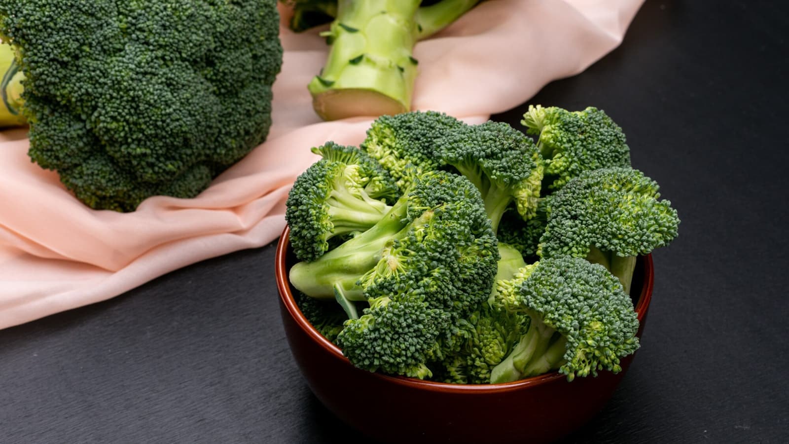 Wie gesund ist eigentlich Brokkoli? Bild von einer Schüssel voll mit Brokkoli.