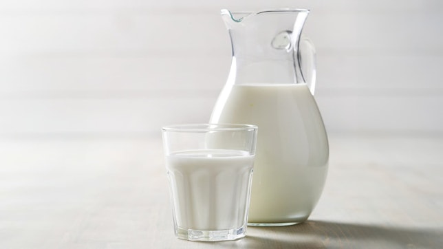 Die Wahrheit über Milch: Gesund oder schädlich? Bild von einem Glas und einer Kanne voll mit Milch.