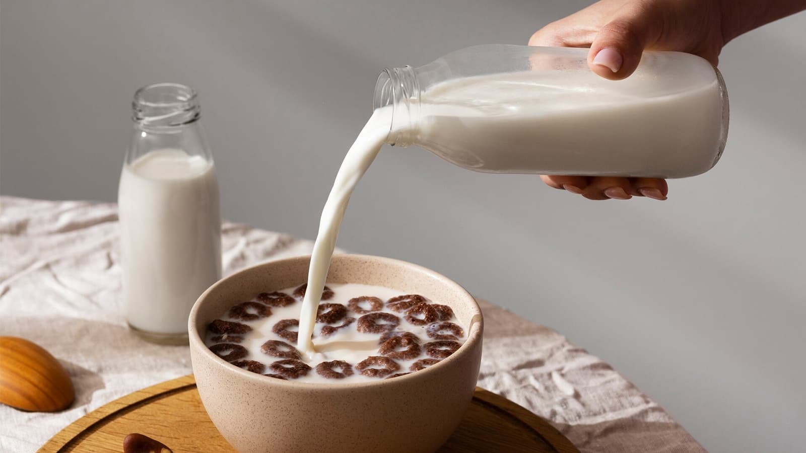 Die Wahrheit über Milch: Gesund oder schädlich? Bild von einer Schüssel Müsli mit Milch.