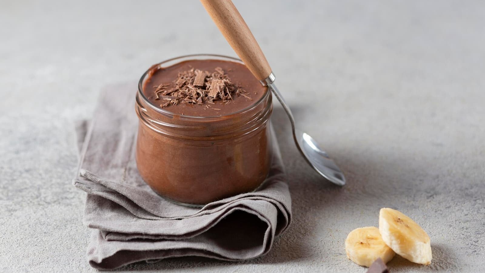 Protein Pudding selber machen. Bild von einem Protein Pudding in einem Glas.