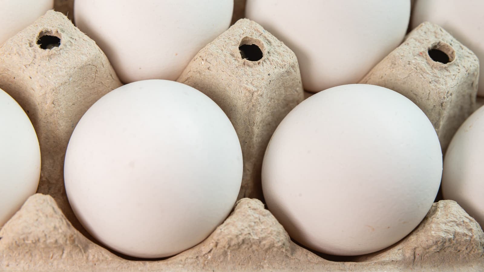 Wie gesund sind rohe Eier. Bild, auf dem rohe Eier in einem Karton zu sehen sind.