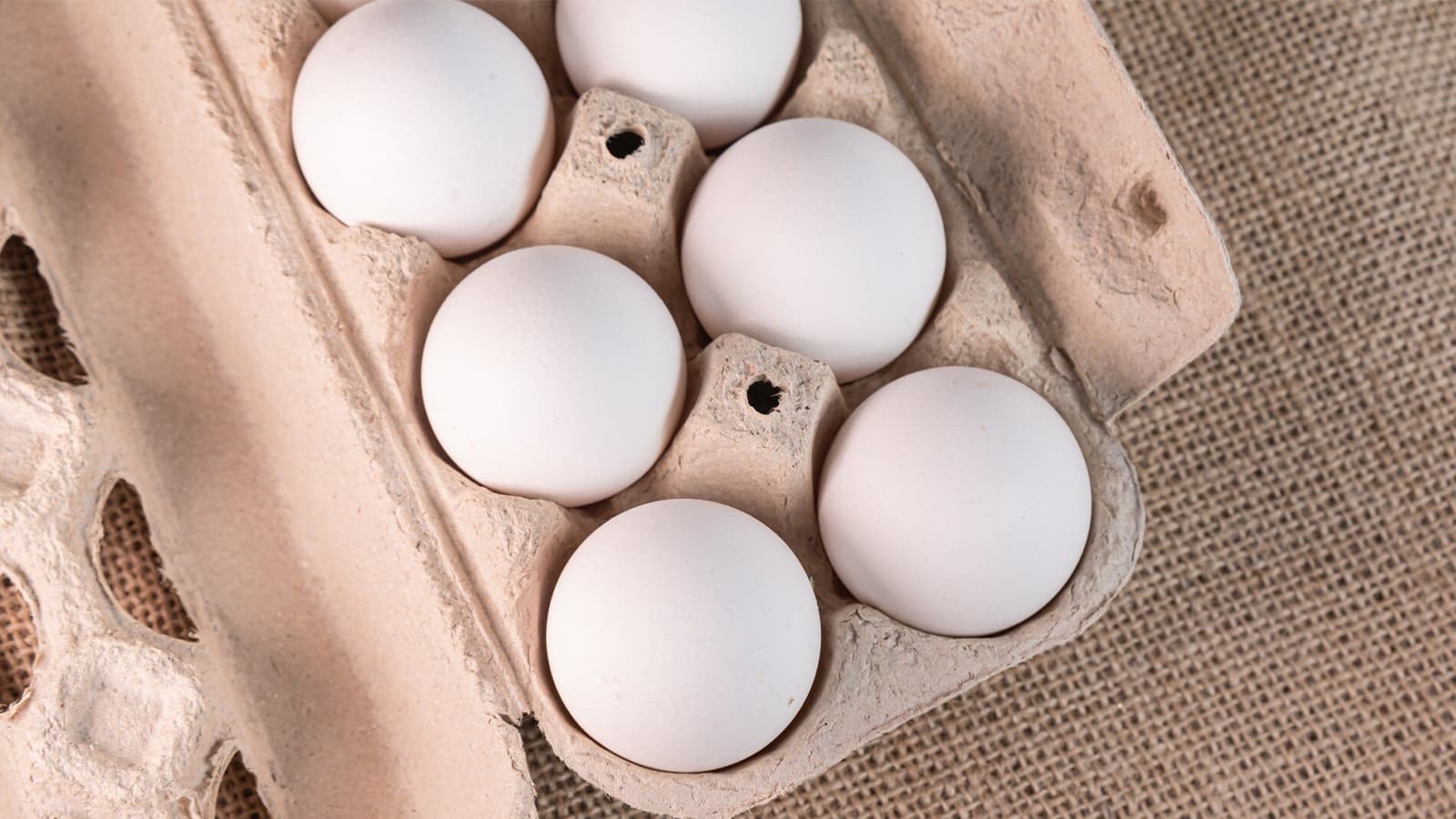 Wie gesund sind rohe Eier. Bild, auf dem rohe Eier in einem Karton zu sehen sind.