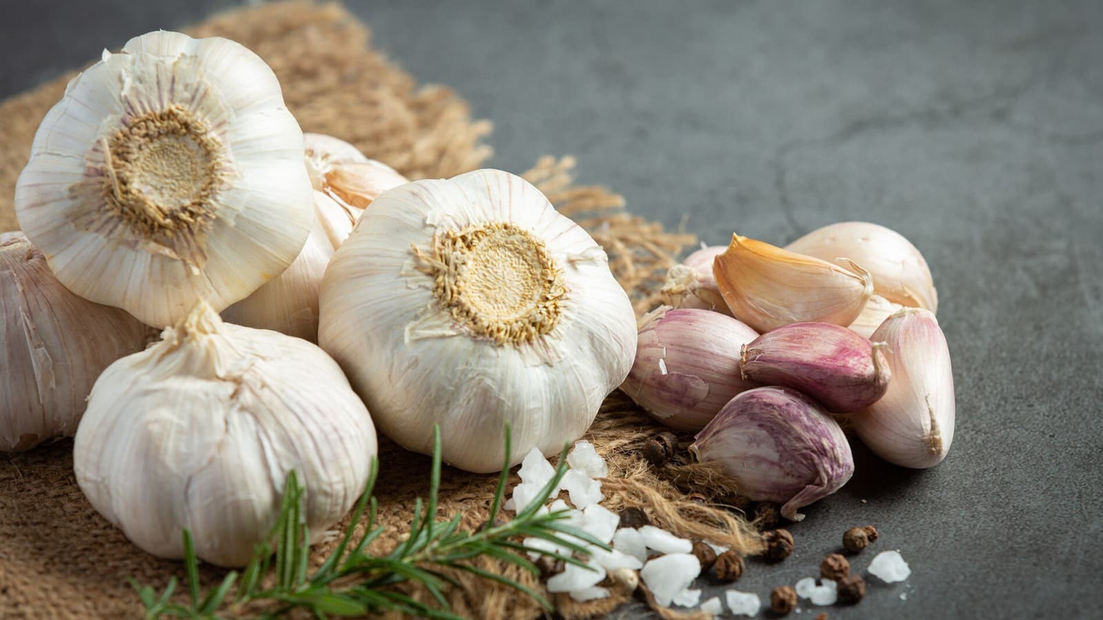 Knoblauch: Perfekt für den Körper! Bild, auf dem viel Knoblauch zu sehen ist.