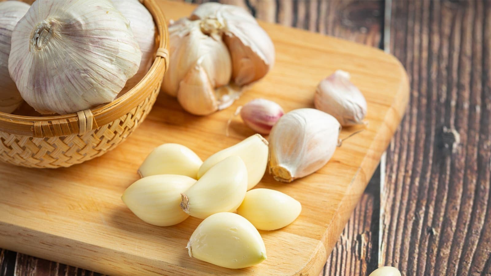Knoblauch: Perfekt für den Körper! Bild, auf dem viel Knoblauch zu sehen ist.