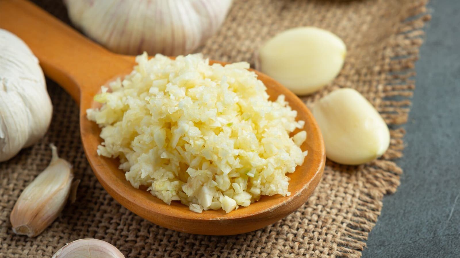 Knoblauch: Perfekt für den Körper! Bild, auf dem viel Knoblauch zu sehen ist.