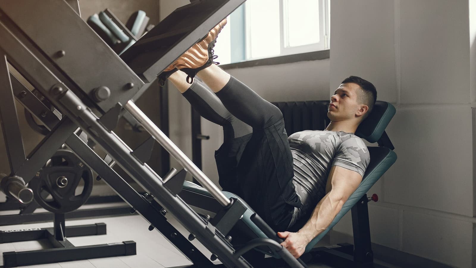 Was sind die Vorteile von Beintraining? Bild von einer Person, die Beintraining durchführt.