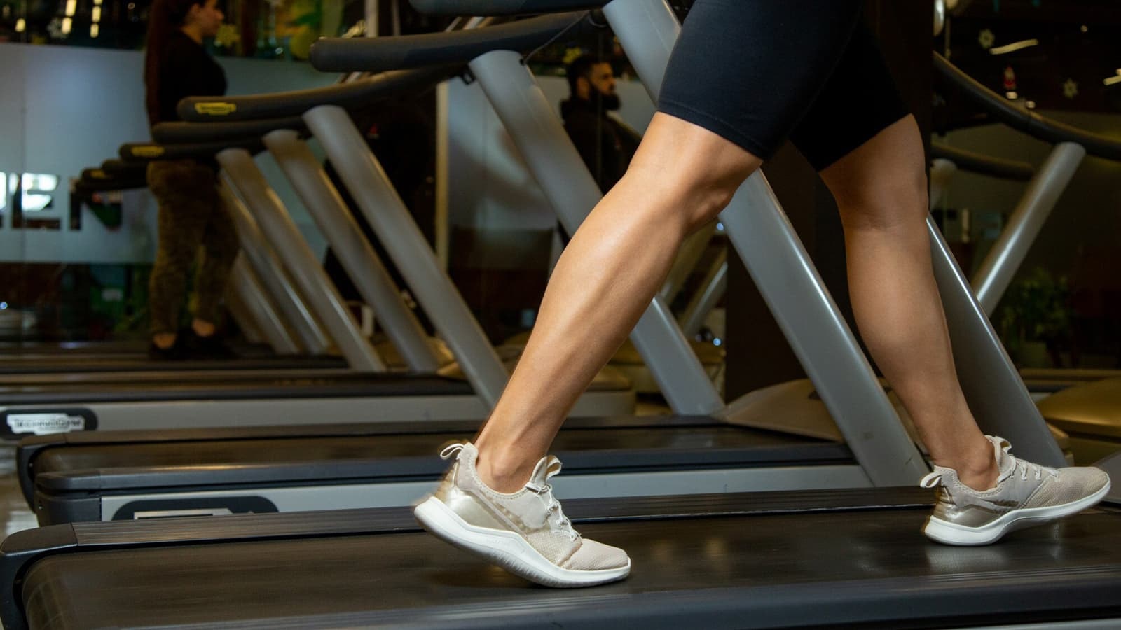 Was sind die Vorteile von Beintraining? Bild von einer Person, die Beintraining durchführt.