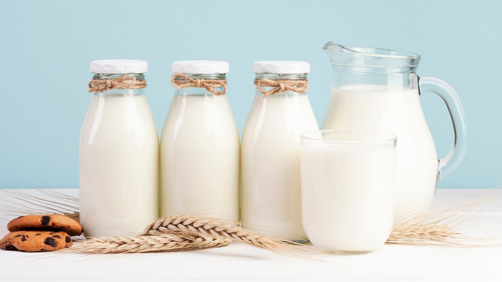 Warum ist Rohmilch so gesund? Bild von mehreren Gläsern voll mit Rohmilch.