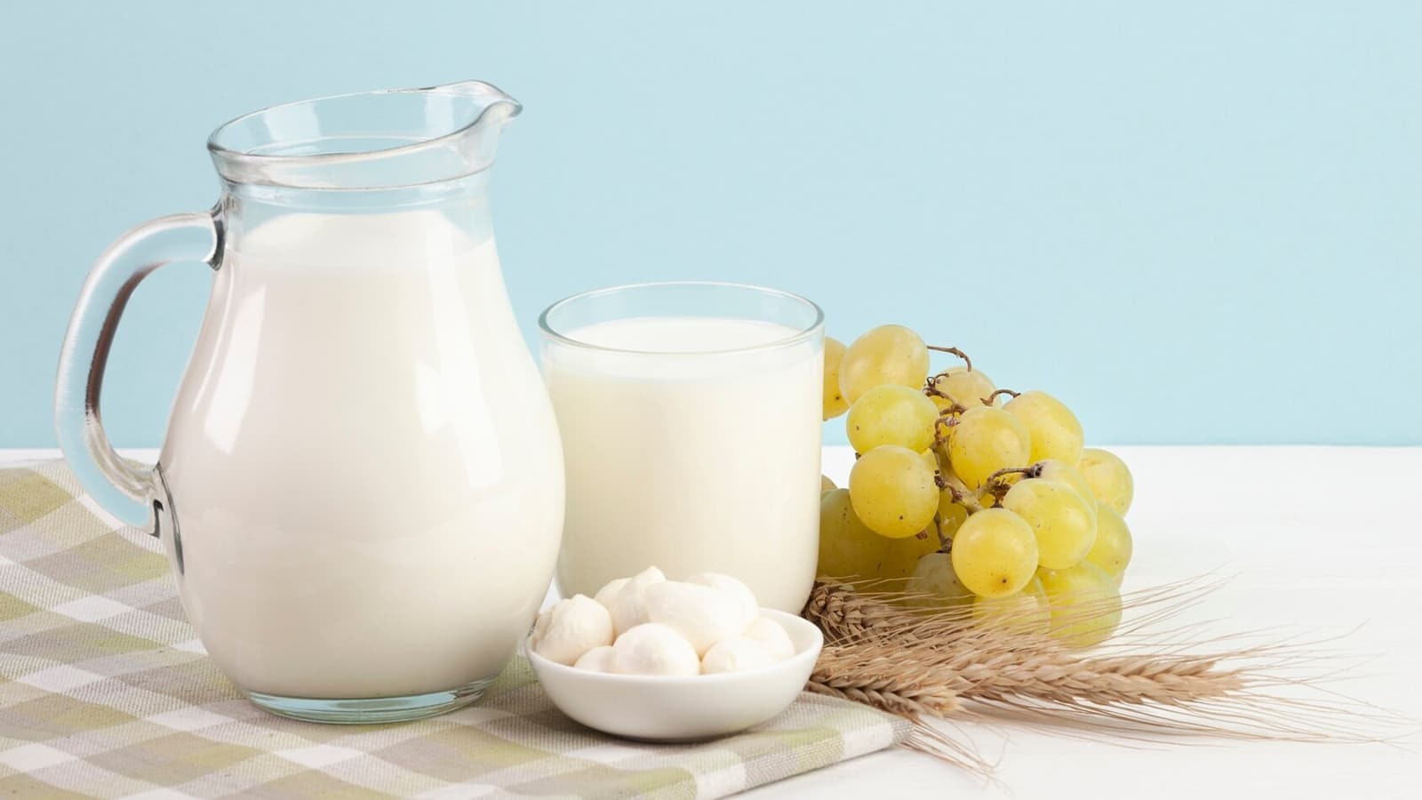 Warum ist Rohmilch so gesund? Bild von mehreren Gläsern voll mit Rohmilch.