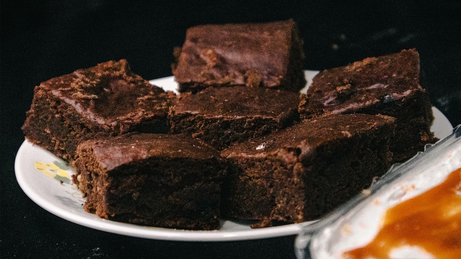 Low Carb Schokoladen Kuchen auf einem Teller.