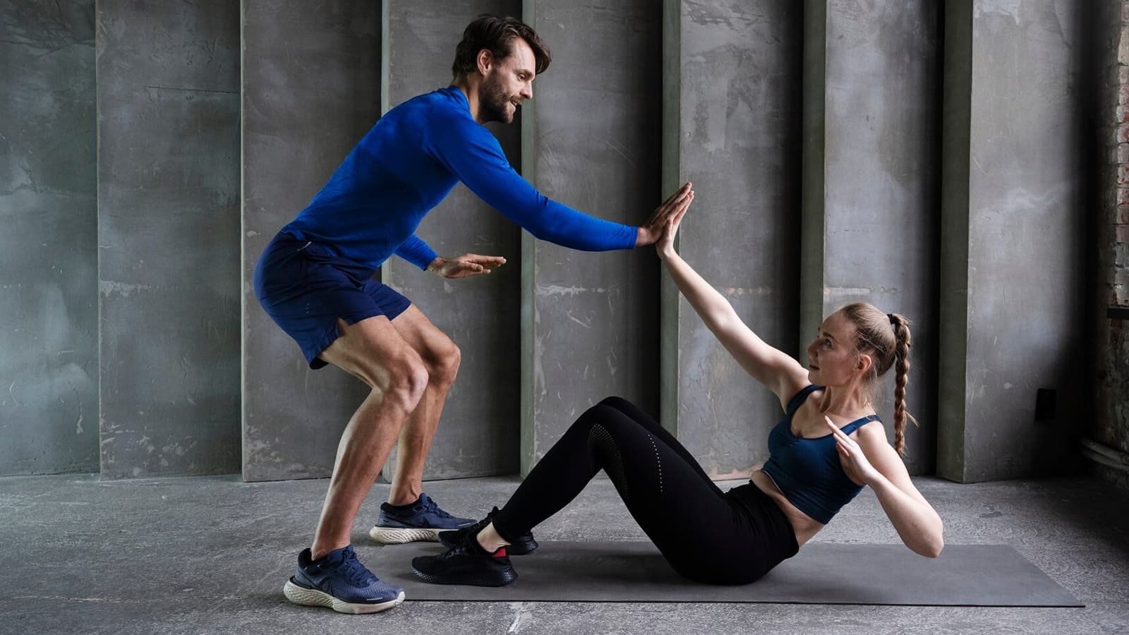 Die Rumpfmuskulatur stärken mit Core Training. Bild von zwei Personen, die Core Training machen.