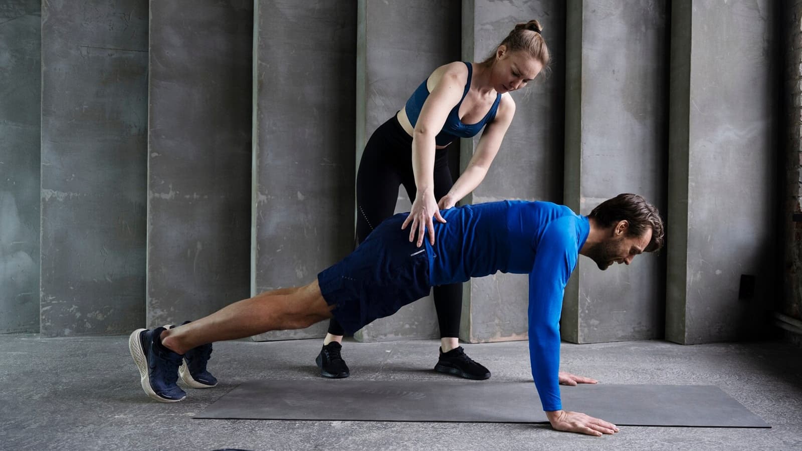 Die Rumpfmuskulatur stärken mit Core Training. Bild von zwei Personen, die Core Training machen.