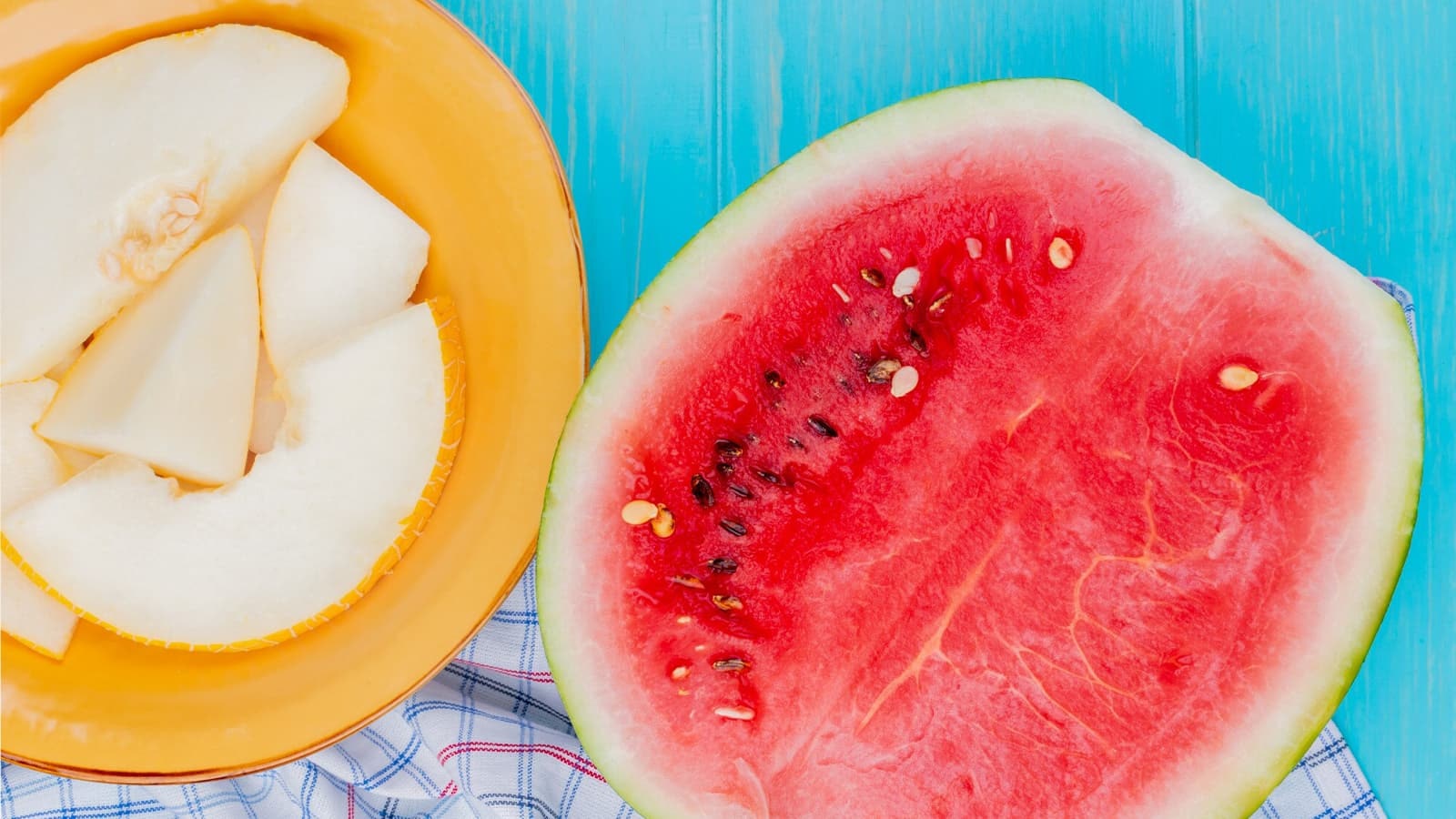 Wassermelone oder Honigmelone - Was ist besser? Bild von einer Wassermelone neben einer Honigmelone.