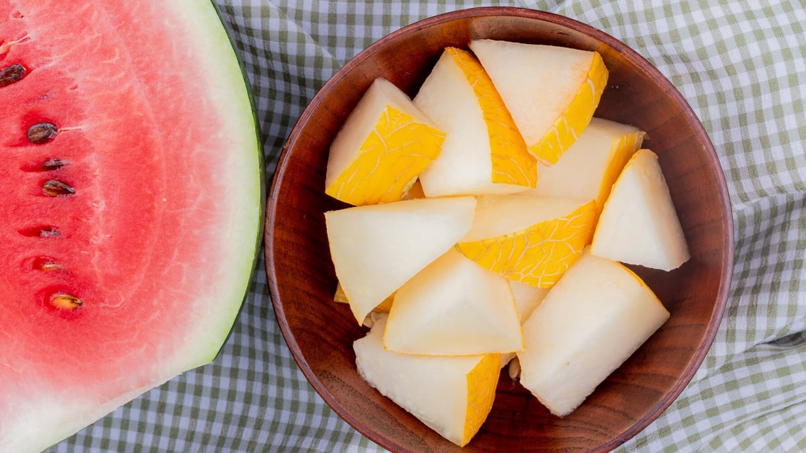 Wassermelone oder Honigmelone - Was ist besser? Bild von einer Wassermelone neben einer Honigmelone.