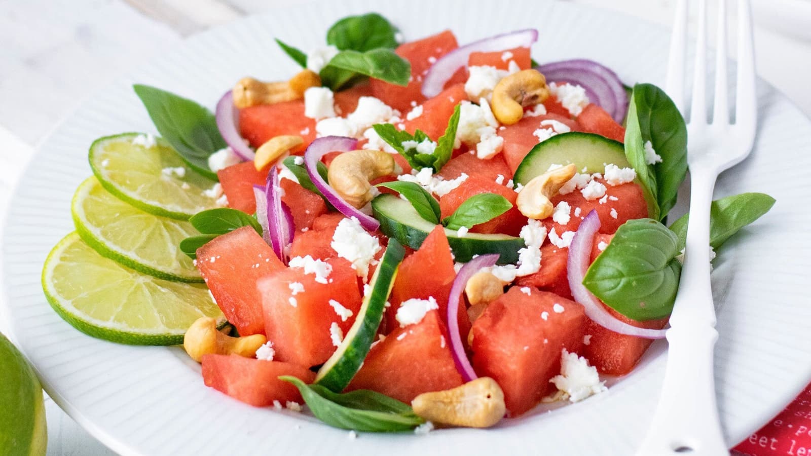 Melone-Feta-Salat ganz einfach selber machen! Bild von einem Melone-Feta-Salat auf einem Teller.