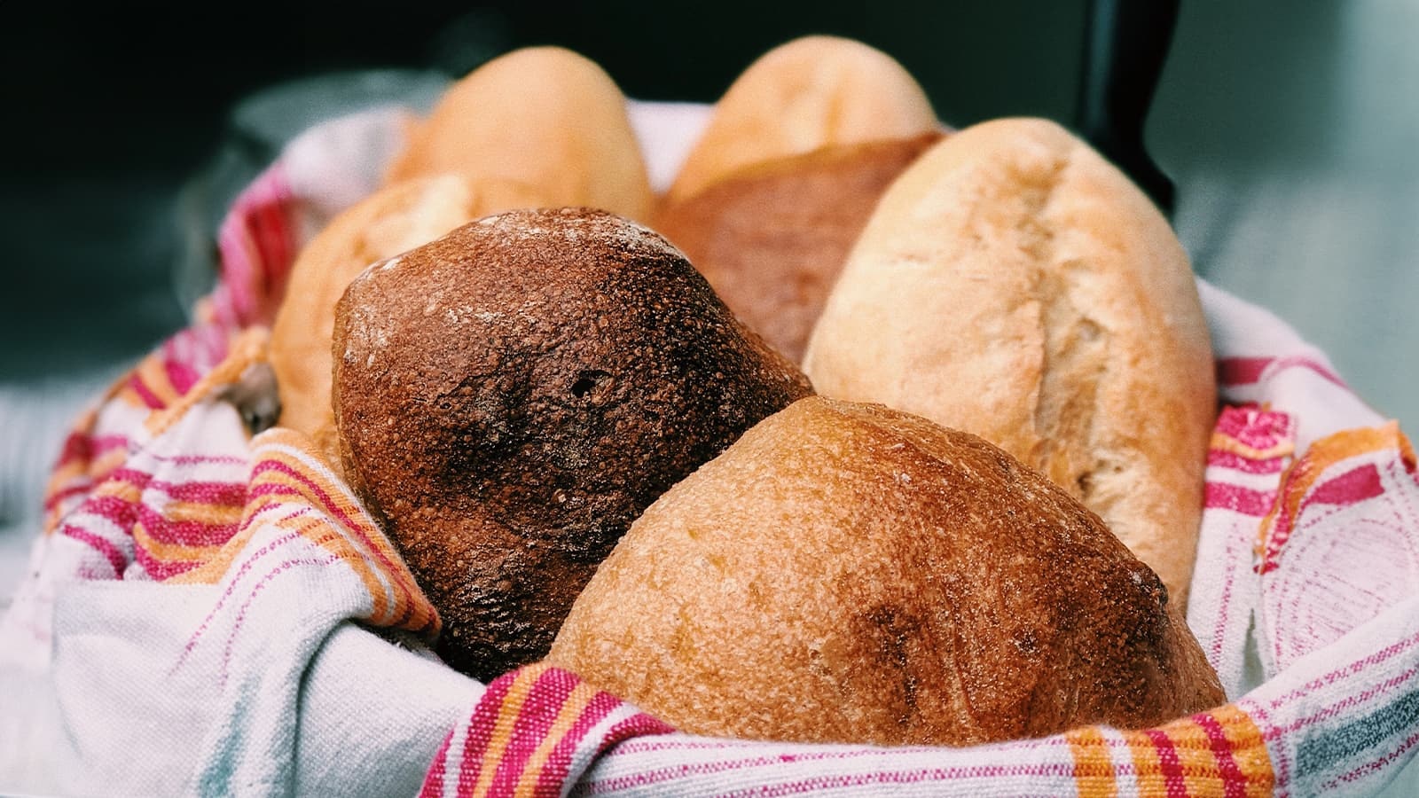 Wie viele Kalorien haben Brötchen? Bild von verschiedenen Brötchen in einem Korb.