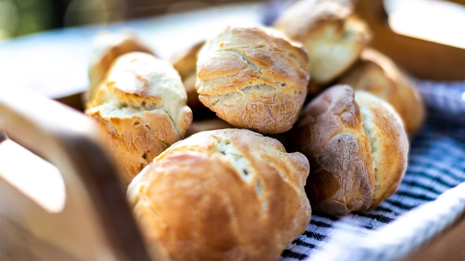 Wie viele Kalorien haben Brötchen? Bild von verschiedenen Brötchen in einem Korb.