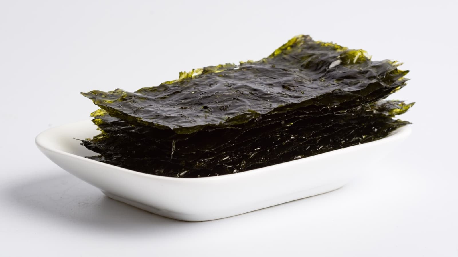 Warum sind Nori Blätter so gesund? Bild, auf dem mehrere Nori Blätter in einer Schale zu sehen sind.