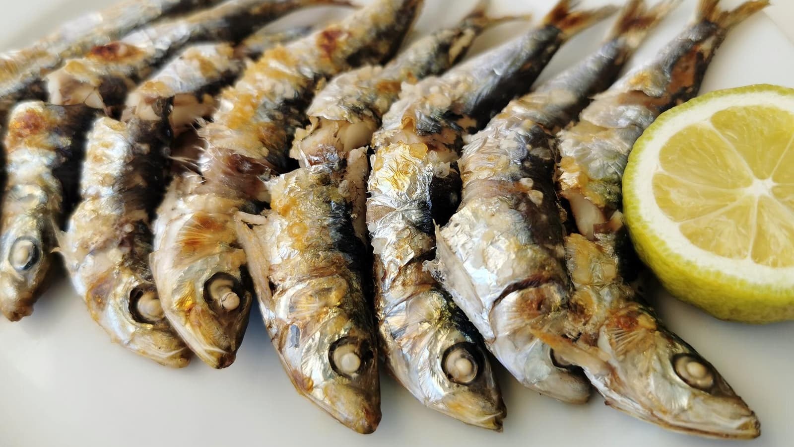 Die besten Lebensmittel mit Omega-3. Bild von mehreren Sardinen, die Omega-3 enthalten.