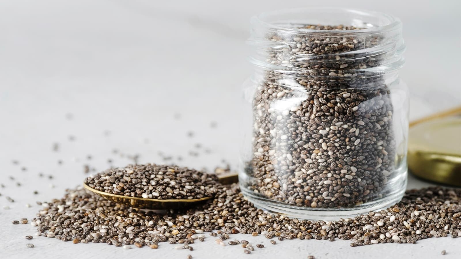 Die besten Lebensmittel mit Omega-3. Bild von Chiasamen, die Omega-3 enthalten.