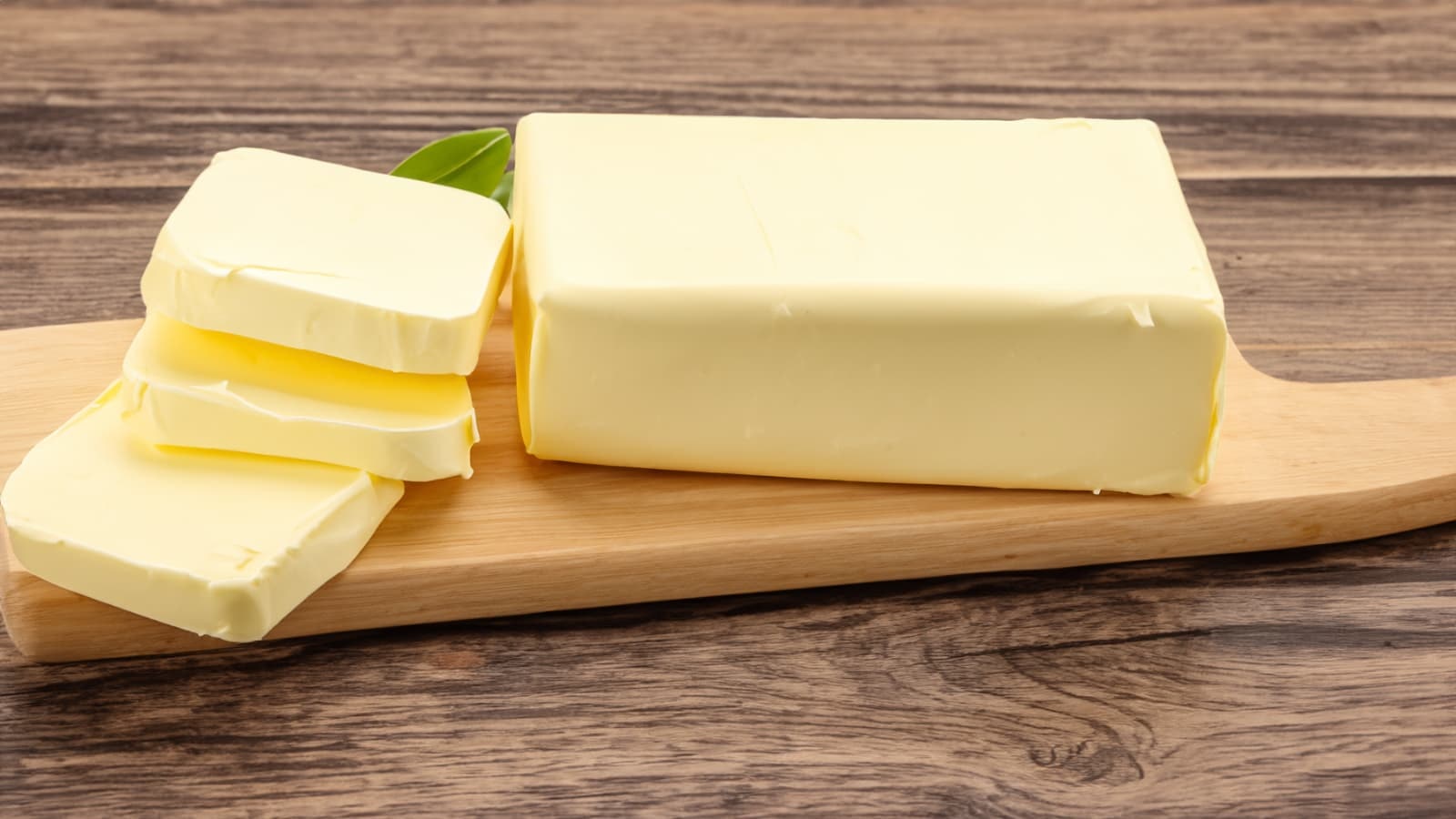 Butter oder Margarine? Was ist gesünder? Bild von einem Block Butter.