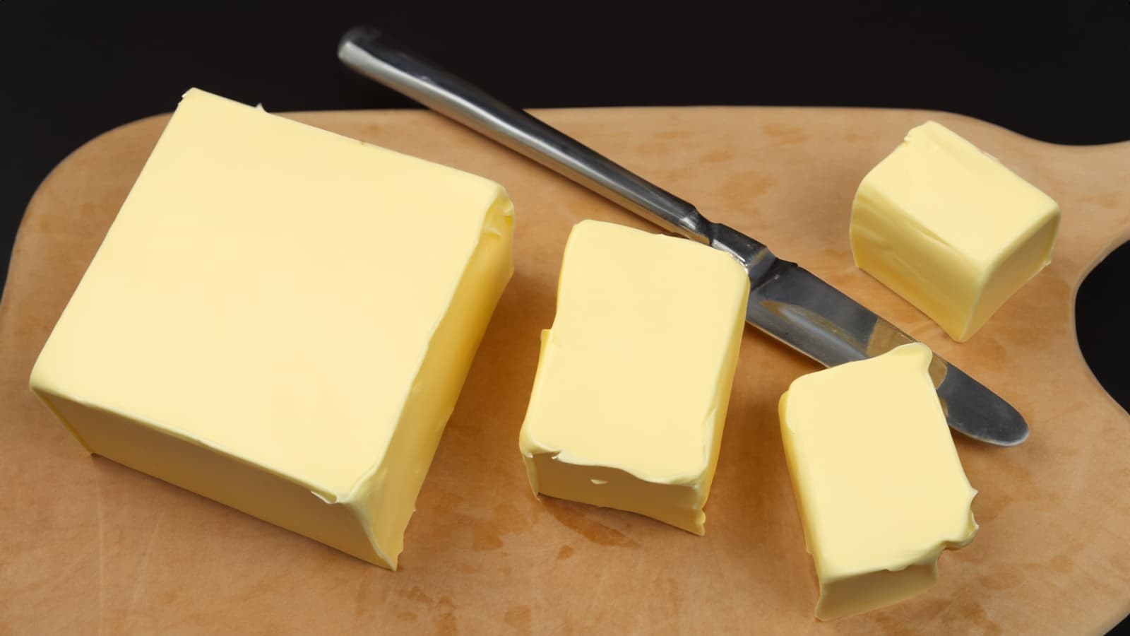 Butter oder Margarine? Was ist gesünder? Bild von einem Block Butter.